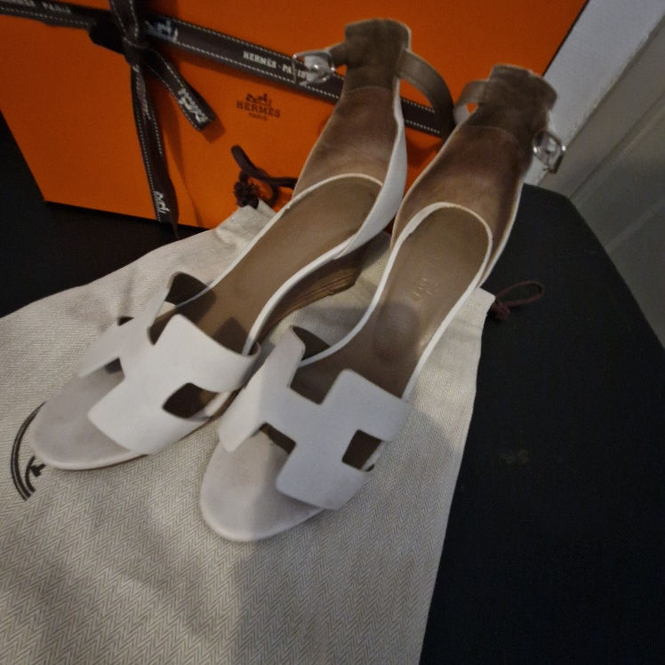 Thumbnail: Hermès wedges