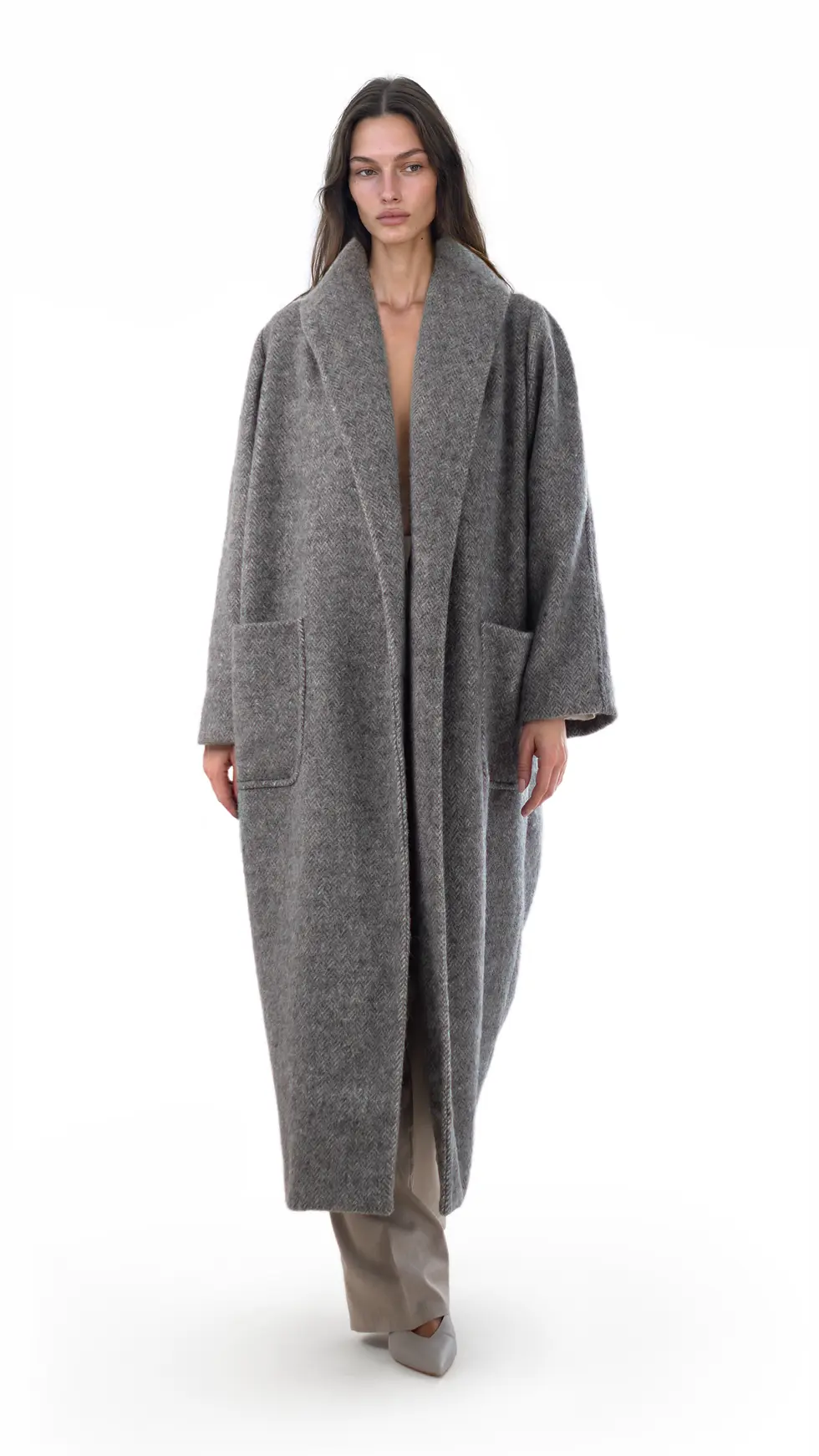 Abrigo maxi de lana de alpaca gris desfilando en pasarela, diseño sofisticado y atemporal