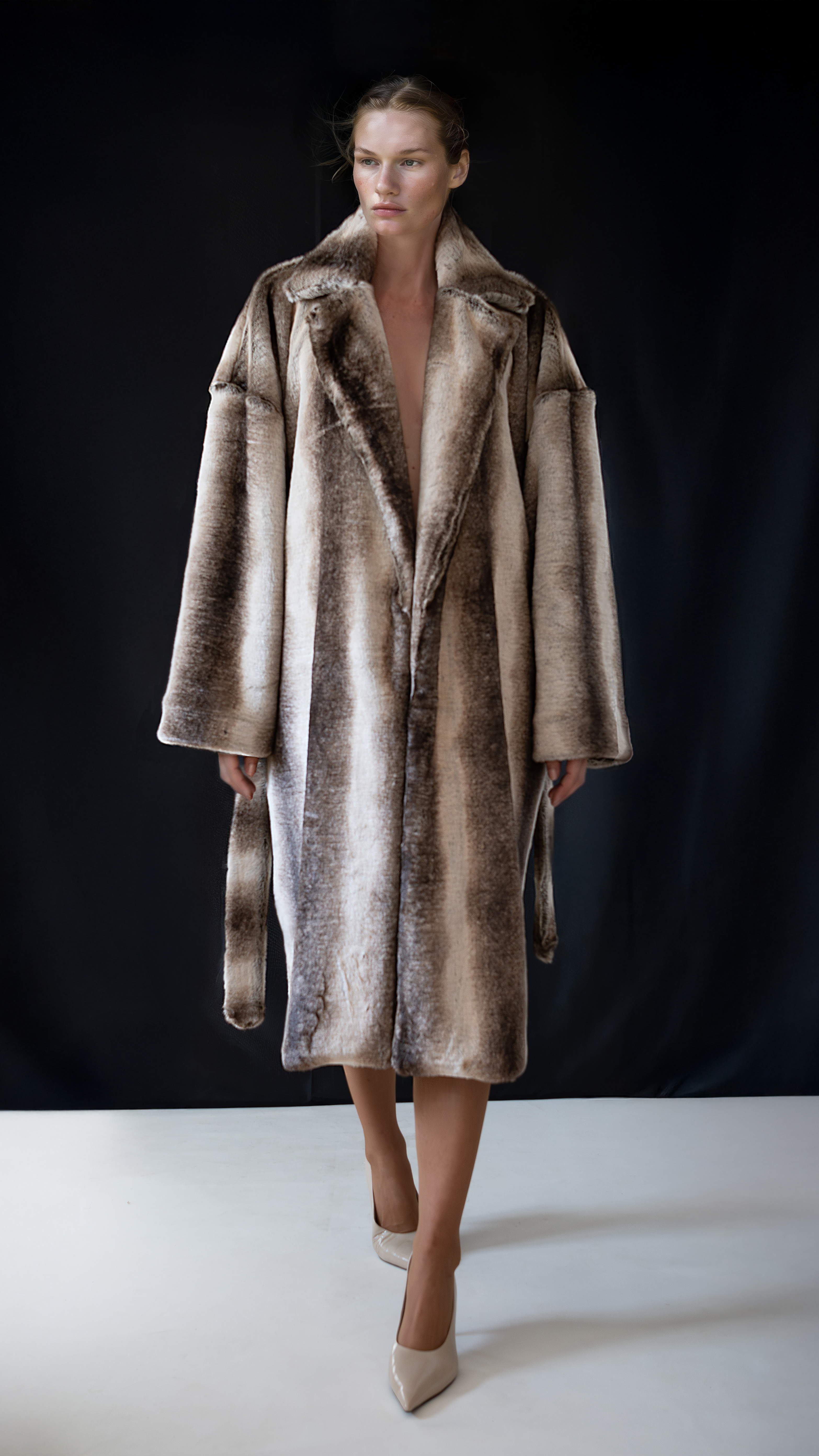 Abrigo de pelo largo oversize y patrón kimono