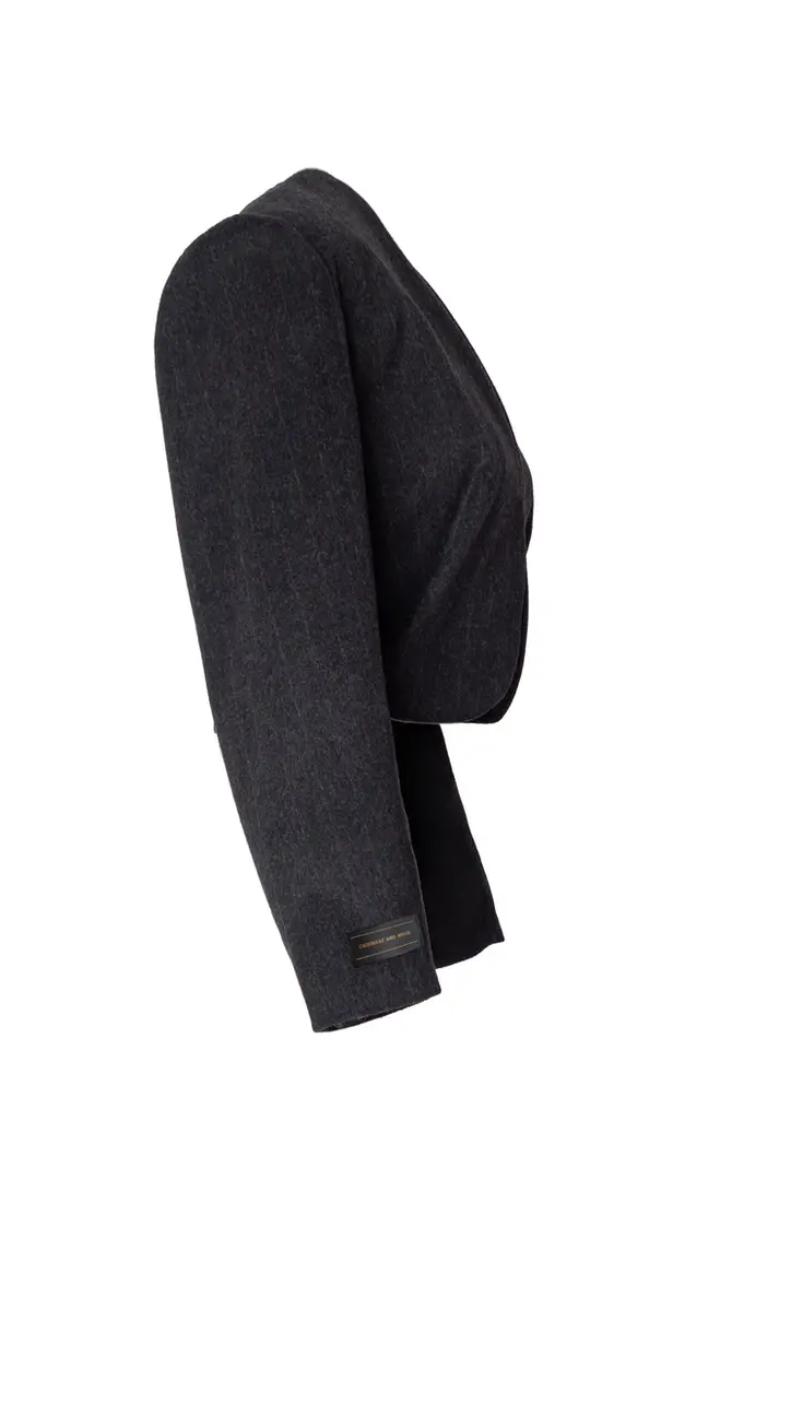 Vista perfil de chaqueta corta estructurada en cashmere antracita con raya diplomática gris