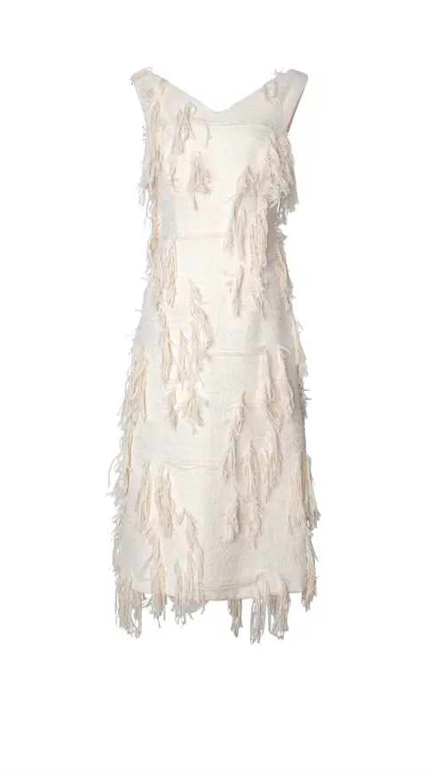 Vestido midi blanco con cola trasera en jacquard fil coupé de algodón, silueta estructurada y textura desflecada artesanal