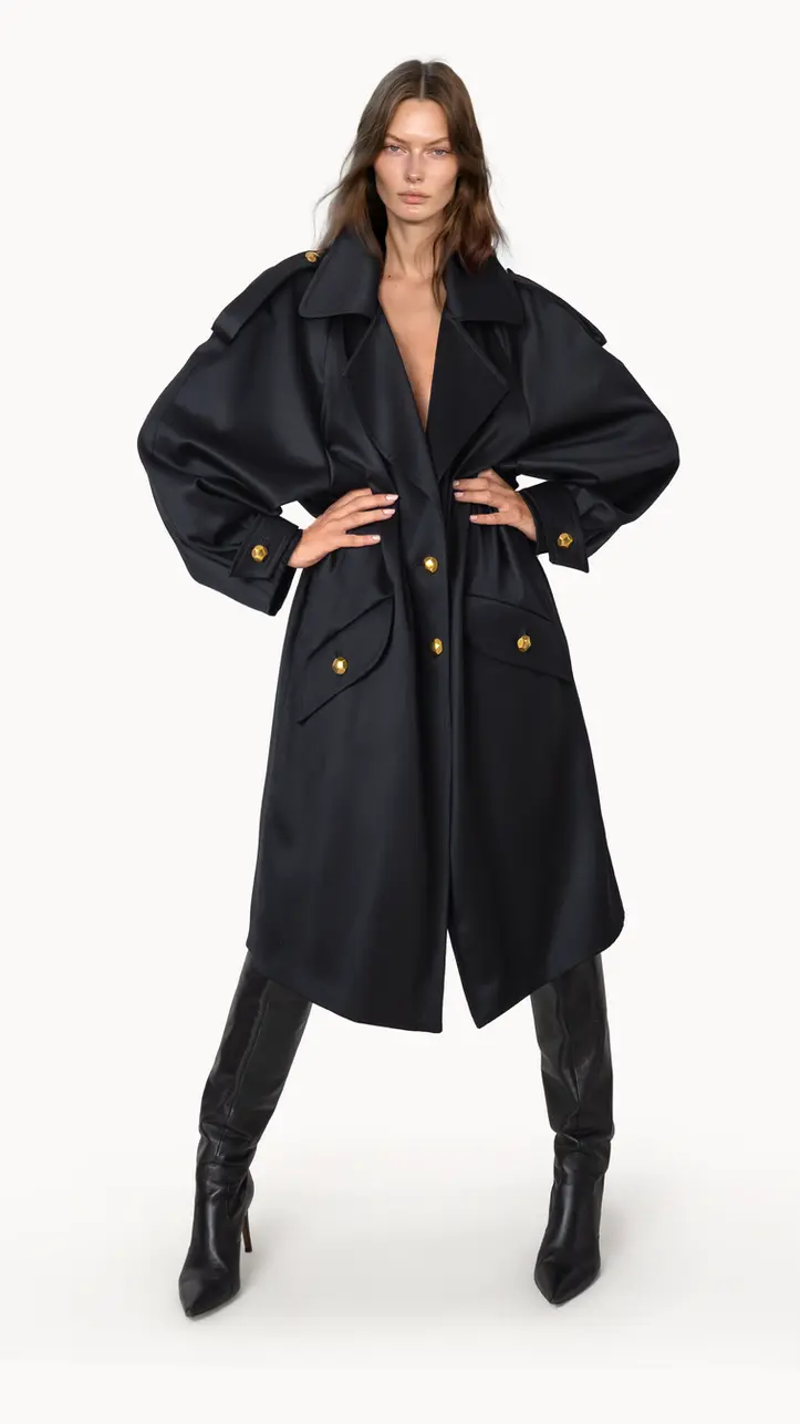 Gabardina negra de lana virgen en silueta dramática, estilo vintage contemporáneo con botas altas