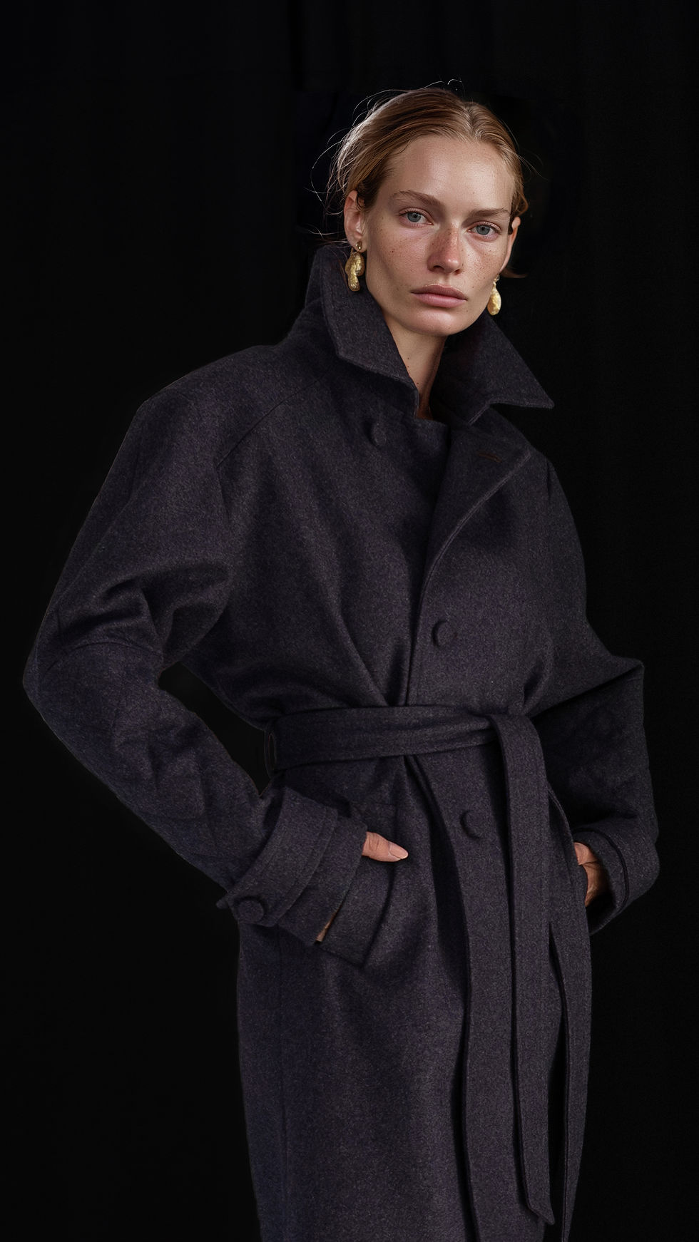 Gabardina oversize en paño de lana con doble abotonadura y cuello Napoleón