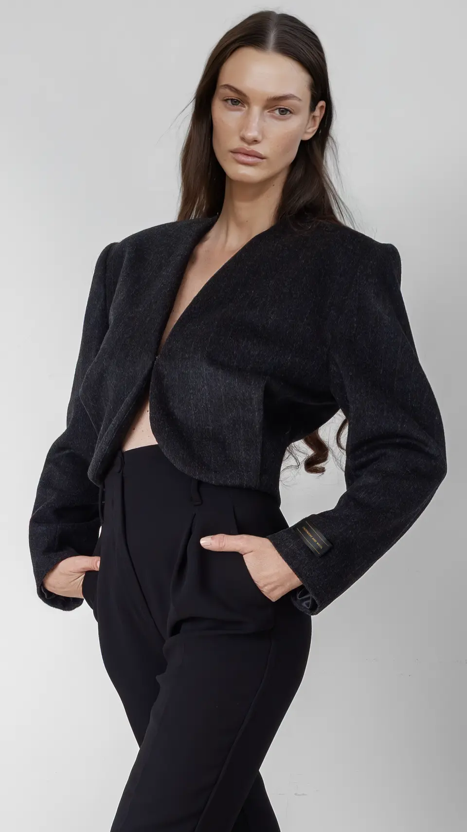 Chaqueta corta de mujer en cashmere antracita, diseño entallado con pliegues delanteros y cierre metálico