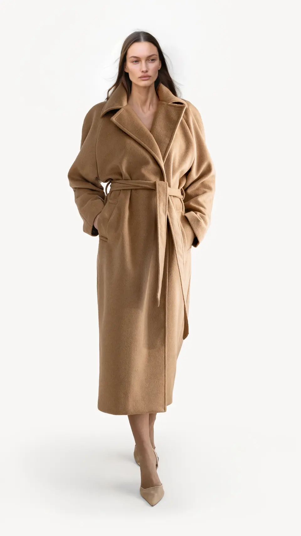 Modelo vistiendo abrigo largo en pelo de camello, diseño clásico con cinturón – material noble y natural