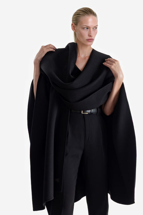 Capa doble faz de cashmere negro ligeramente brillante con modelo