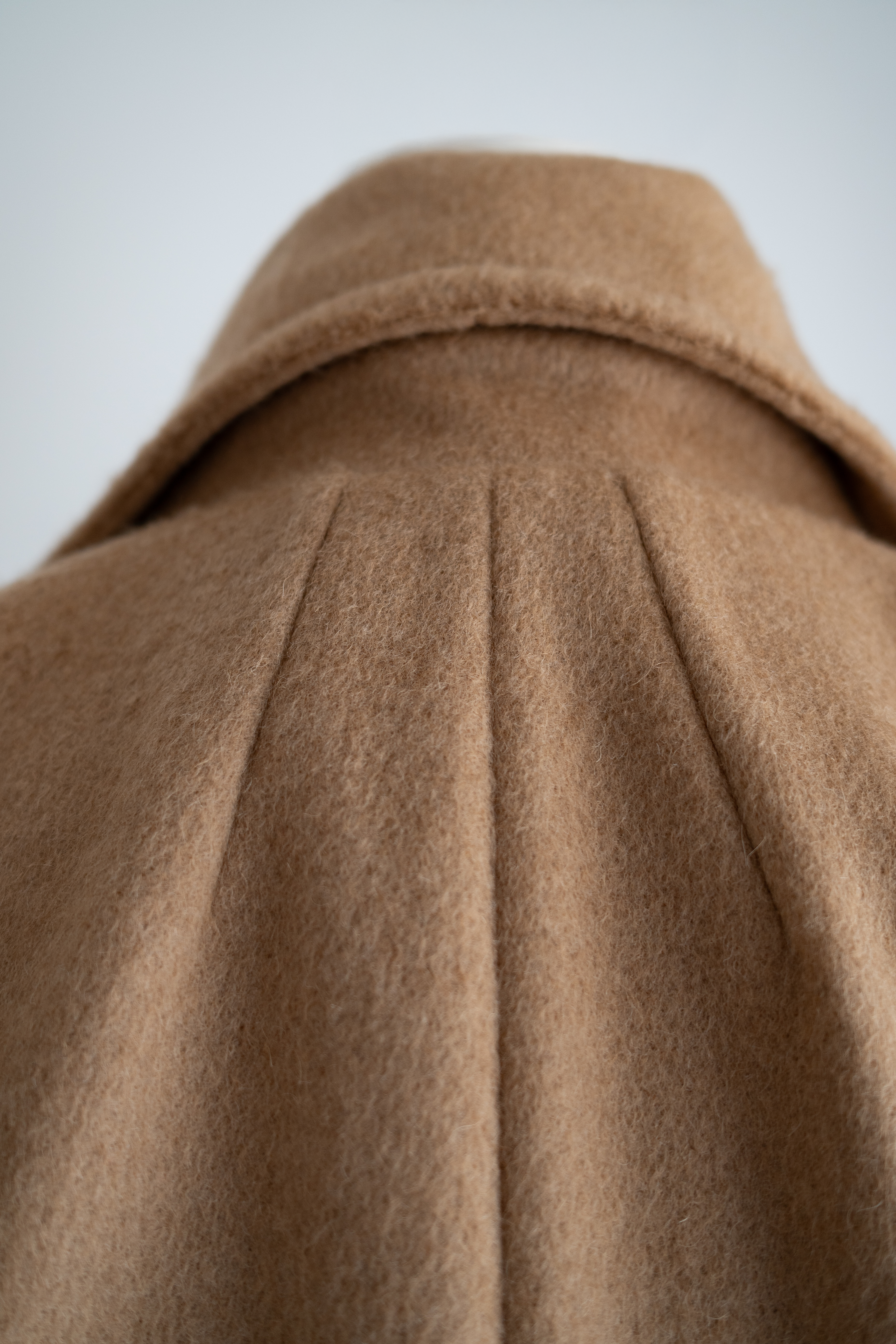 Abrigo largo estilo batín para mujer en pelo de camello, moda consciente y sofisticada, imagen detalle del tejido