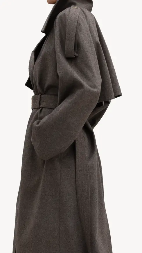 Gabardina marrón de lana vista lateral, corte oversize, trabillas en los puños y cinturón ajustado, estilo elegante