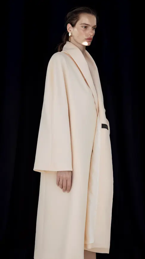 Abrigo de cachemir de estilo japonés y estructura en forma de capa