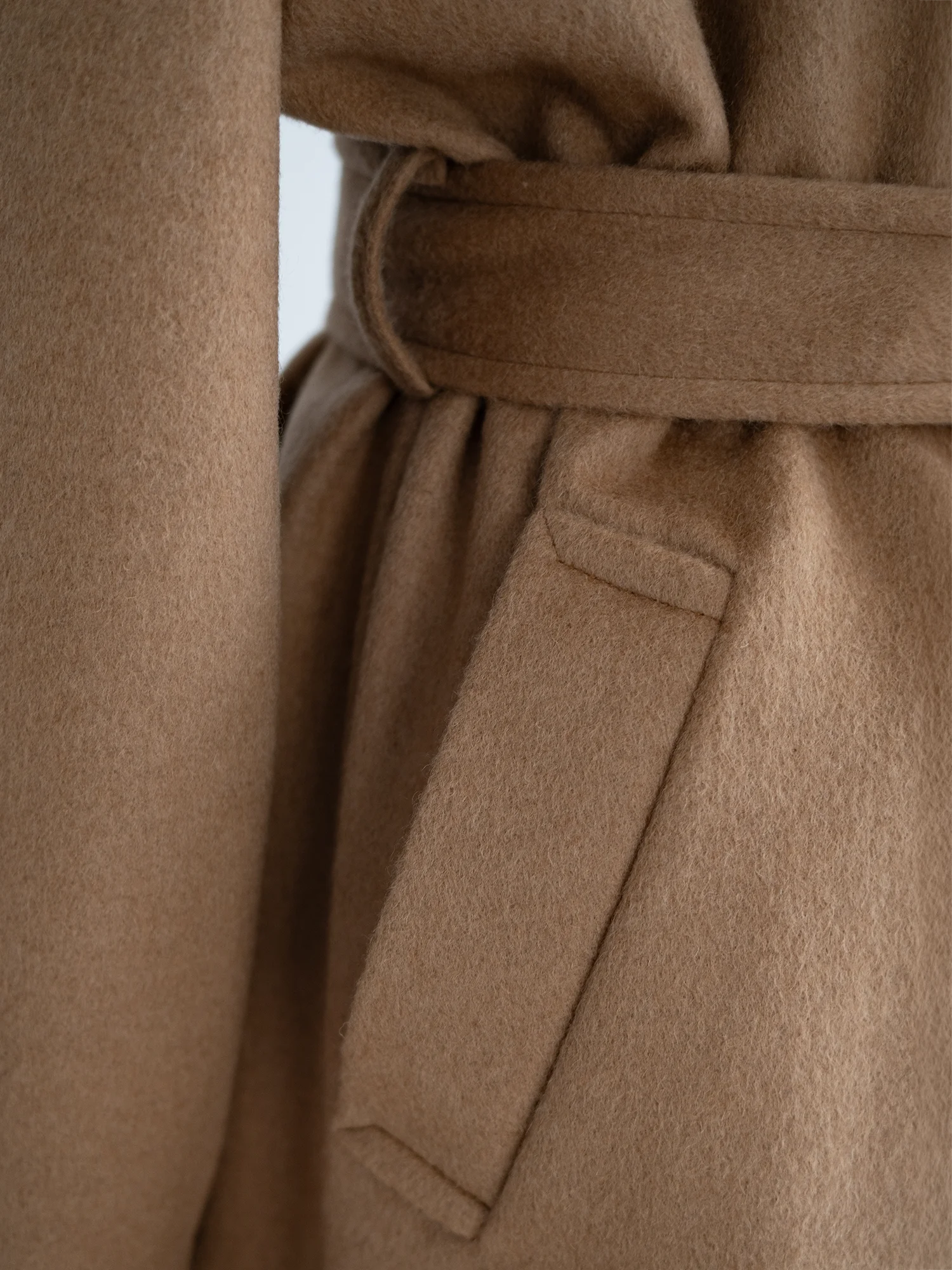 Abrigo pelo de camello Murmells, vista detalle de bolsillo y cinturón
