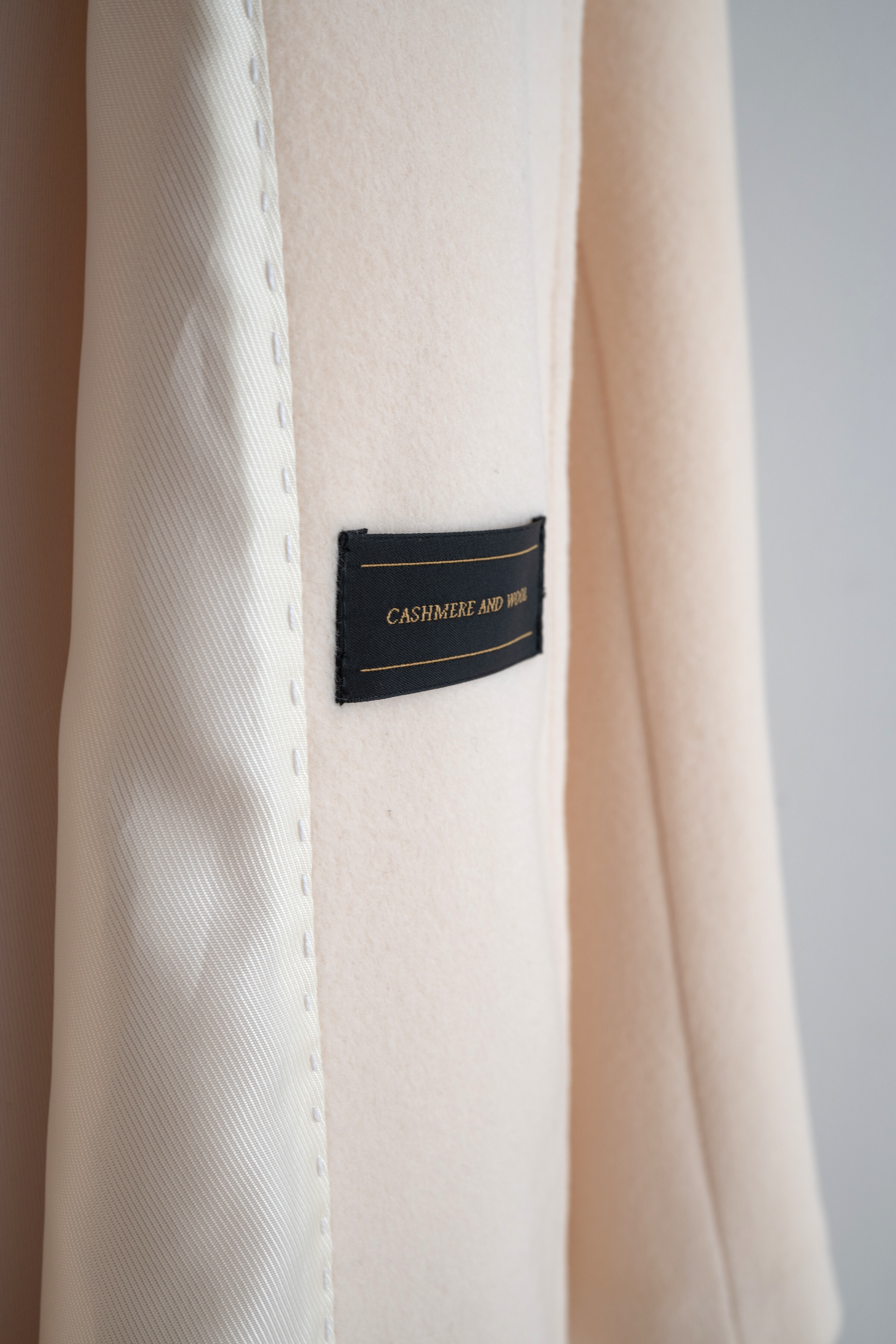 Abrigo de cachemir japonés detalle de la prenda