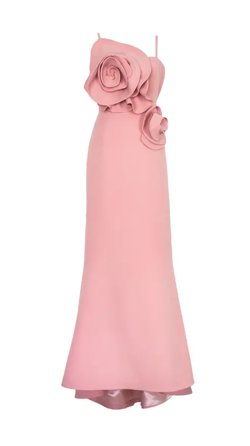 Vista frontal del vestido largo rosa con flores en relieve 3D, tirantes finos y diseño entallado con cola.