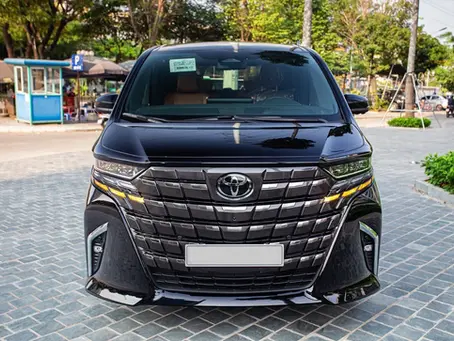 胡志明市租豪车：奔驰与阿尔法，尊贵出行首选