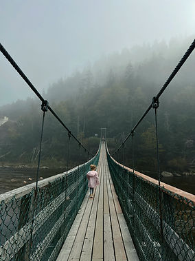 JUTTA B250624_Kind_auf_Brücke_shaylyn-7nE4RNH6Ggo-unsplash (002).jpg