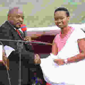 Le président du Burundi prime la nourrice de ses enfants lors de la fête des travailleurs, Mai 2017