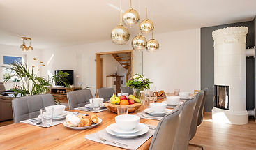 Home Staging im Esszimmer mit Blick auf den Kamin