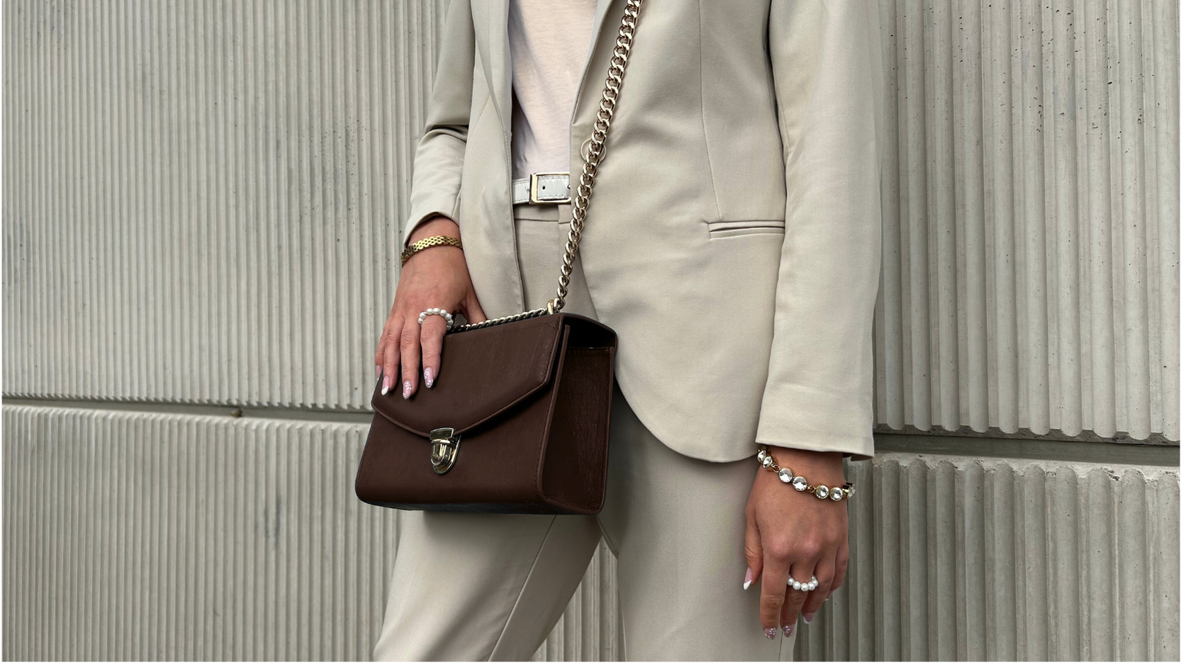 Brun axelremsväska i växtbaserat material