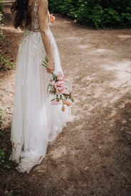Bride holding spring bouquet, Botanic Garden Berlin civil wedding