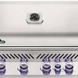 <p class="font_9">Einbau-Gasgrill, TOP-Edelstahlausstattung, Grillfläche 71x46cm aus 9,5mm Wave-Edelstahl-Grillroste, B169 T65cm, 4 Edelstahl-Hauptbrenner 16 KW, Infrarot Heckbrenner 5,7 KW mit Drehspieß komplett mit Motor 5,7 KW, beleuchtete Drehregler, versch.Farben einstellbar, man sieht, ob ein Brenner an ist, Garraumbeleeuchtung, als Zubehör gibt es eine Sizzlezone, die in den Grill eingebaut werden kann.</p>