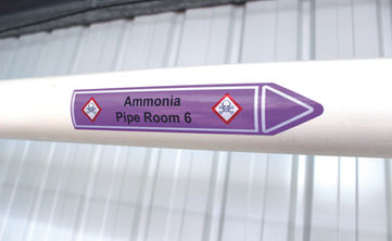 Étiquette vinyle premium pour tuyauterie ammoniac – marquage sécurité (Premium vinyl pipe marker – ammonia chemical identification).