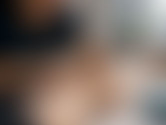Fysiotherapeut plakt lymfetape op het onderbeen