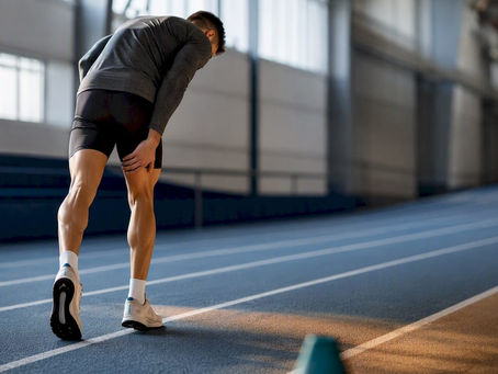 Atleet vertraagt door klachten aan de hamstring