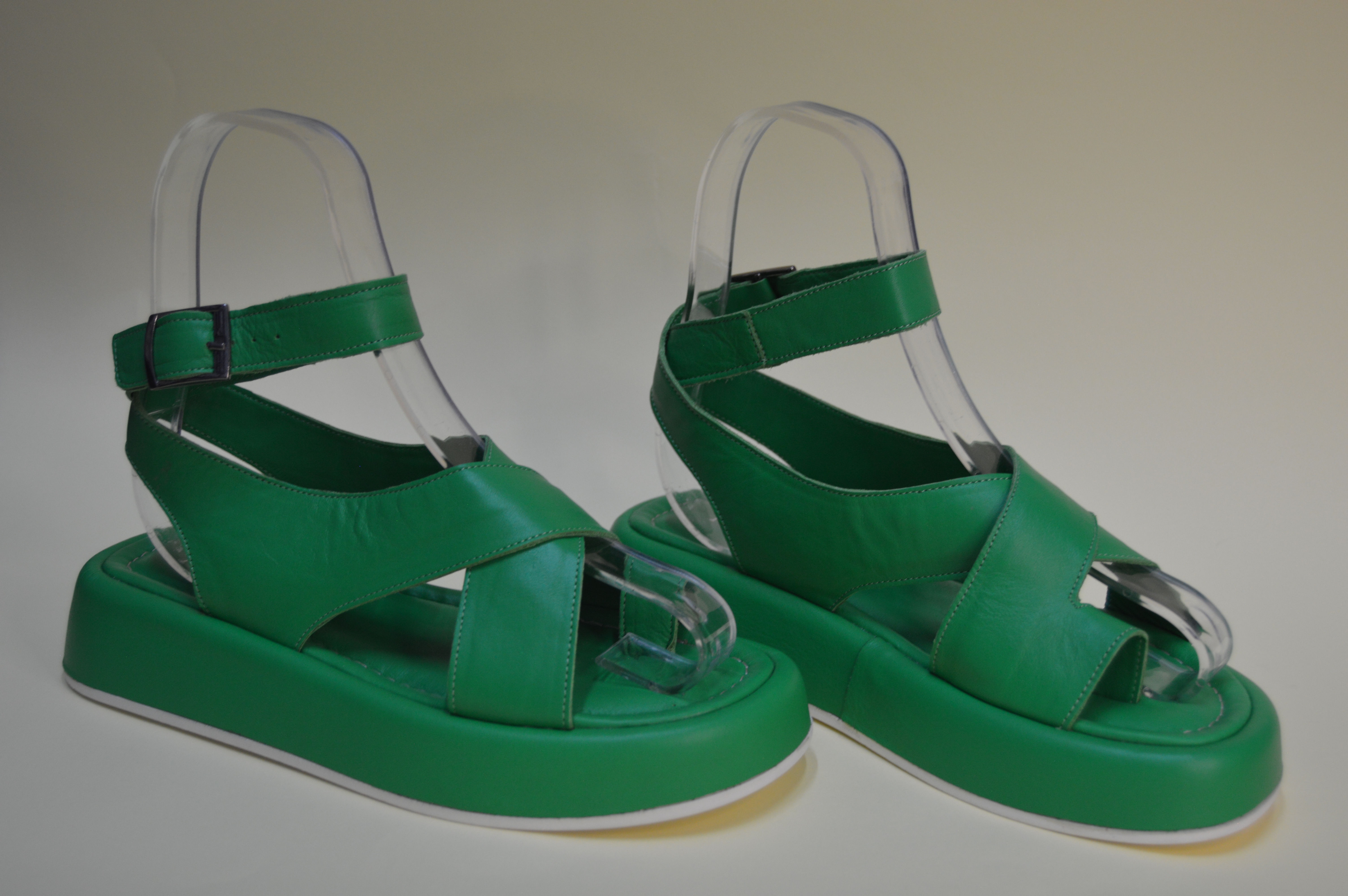 Босоніжки шкіряні зелені через щиколотку