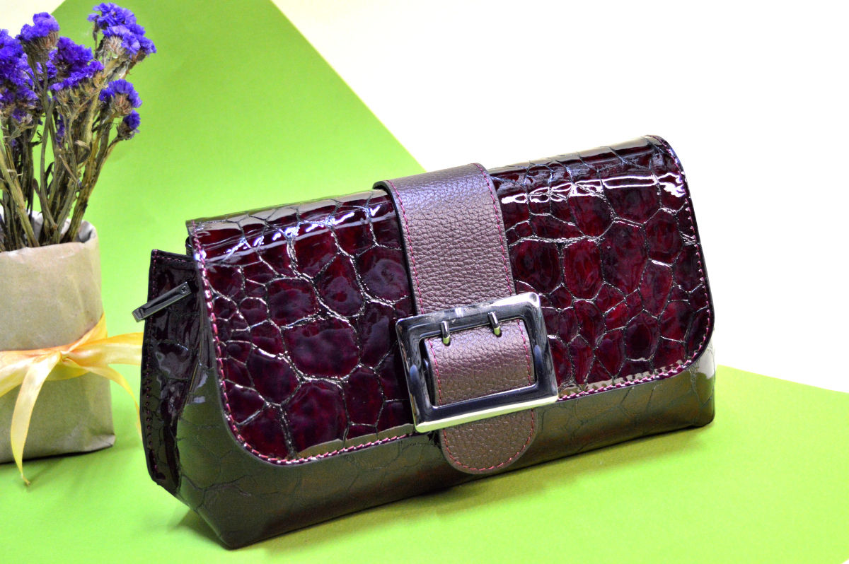 Сумка жіноча шкіряна з пряжкою бордова