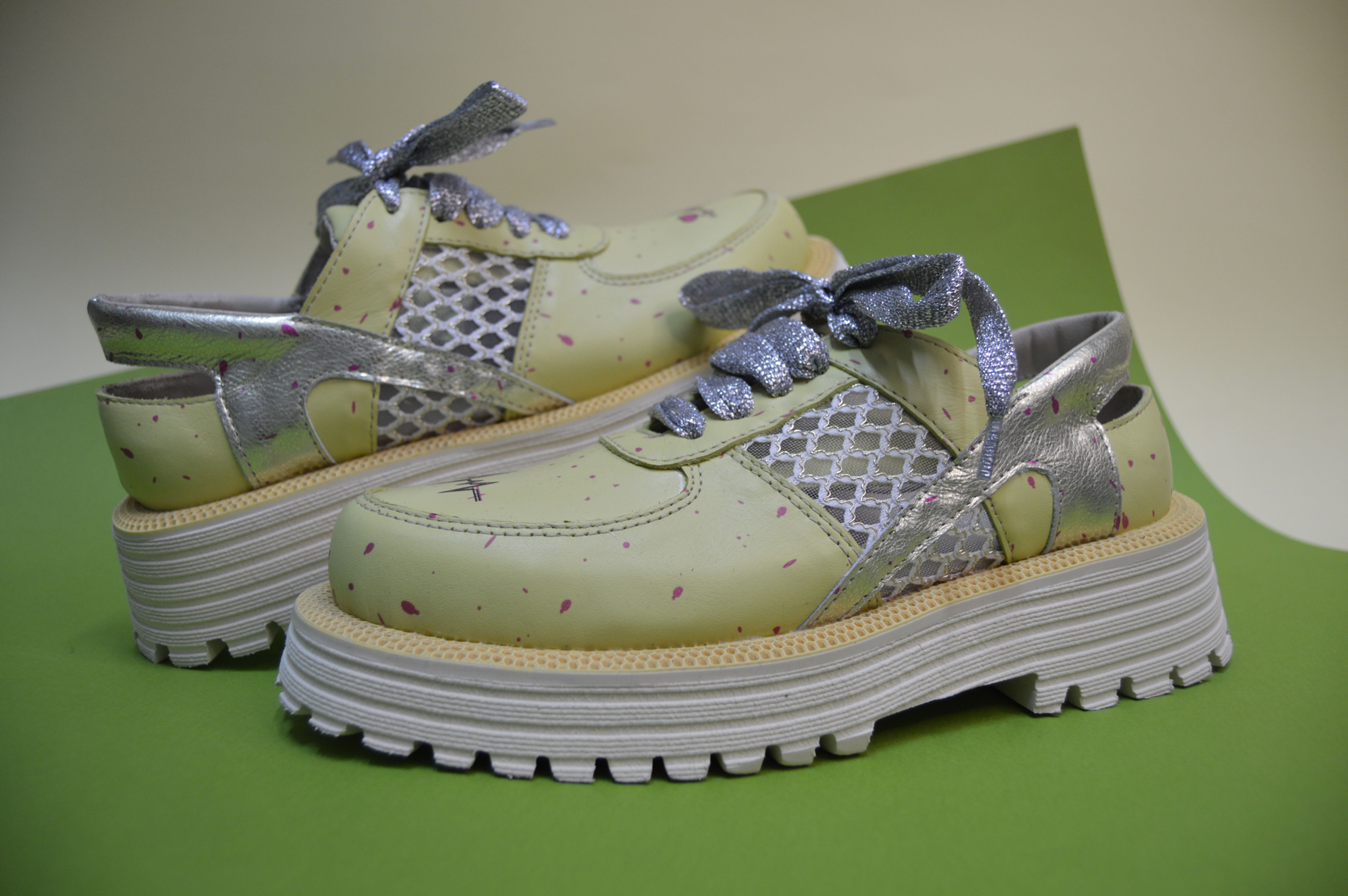 Черевики світло-жовті з сіткою