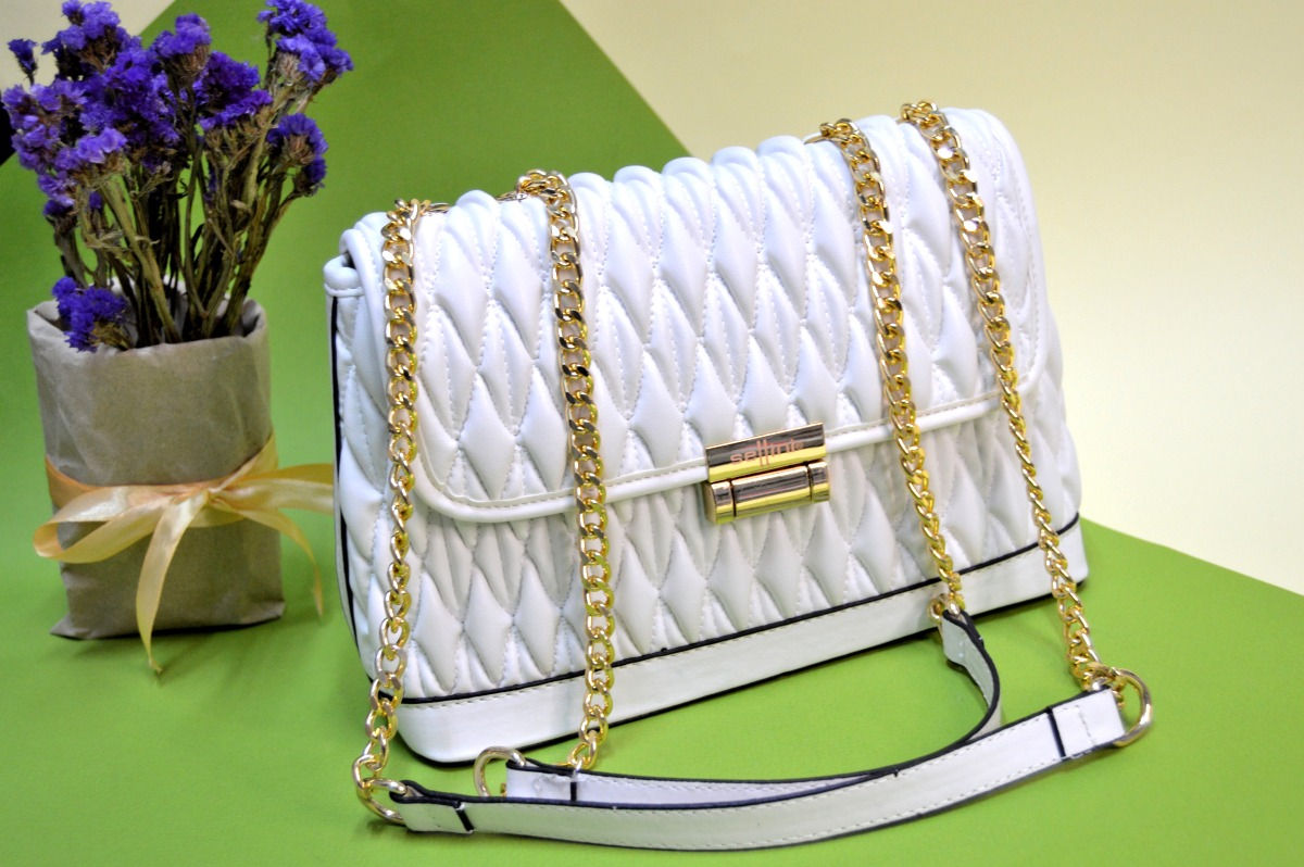 Сумочка біла з ланцюгом з екошкіри