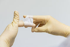 Surgeons hands holding hydrated Remplir.jpg