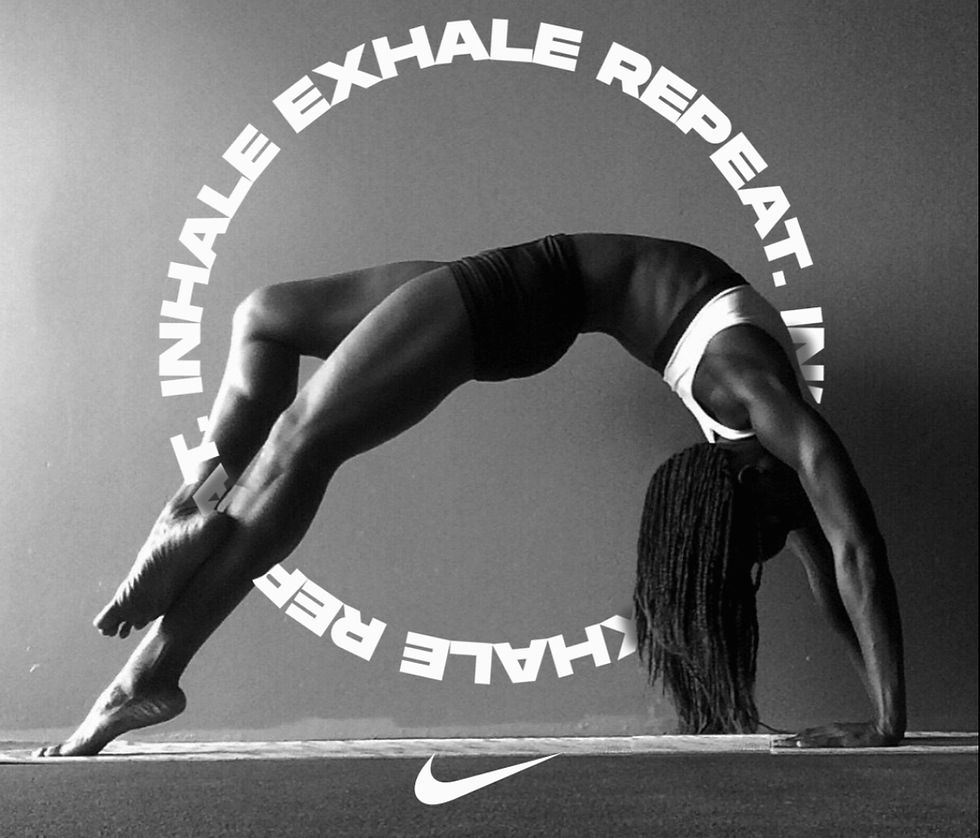 imagem preto e branco de uma mulher negra usando top branco e short preto se alongando e a frase "inhale exhale repeat" ao fundo
