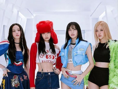 Pessoa em look fashion contemporâneo, com roupa estilosa e pose confiante, em ambiente urbano, transmitindo atitude e influência de tendências atuais.