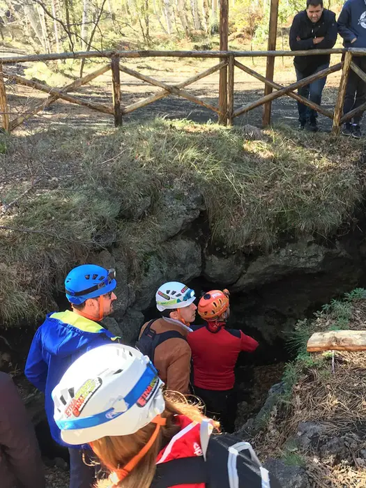 Viistare le grotte dell'Etna