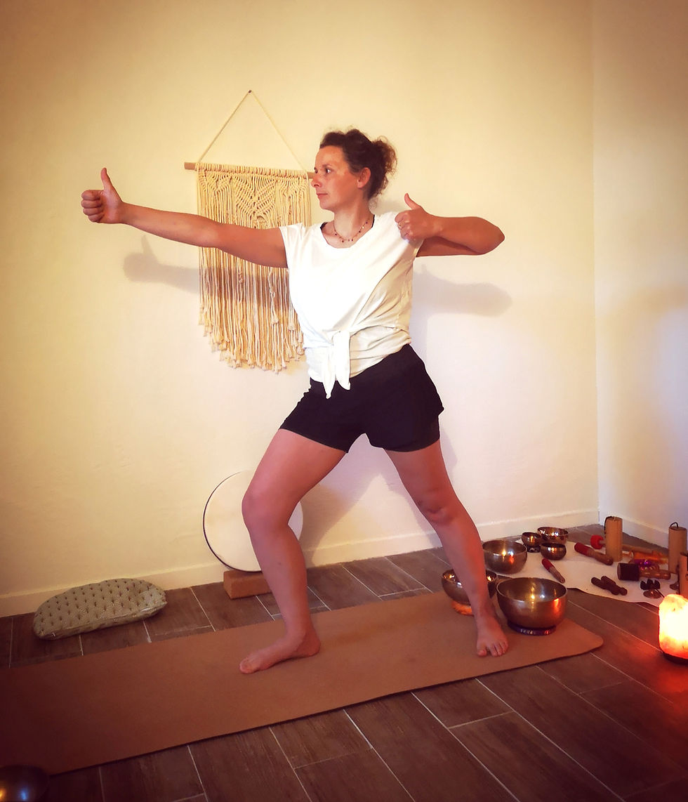 Marion THYS, femme pratiquant le yoga en posture debout (posture de l'archer) pour illustrer son histoire personnelle