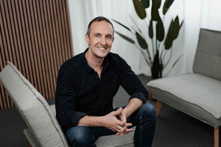 Mann beim Business Foto Shooting im Studio in Vorarlberg, moderne Start-Up-Session  für Webseite und Social Media