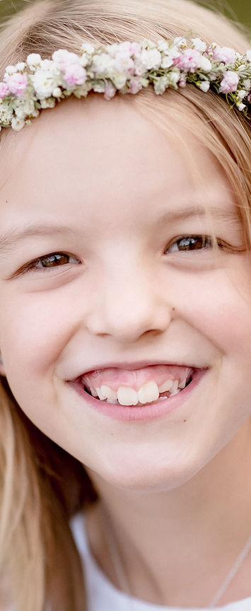 Erstkommunion Minishooting, Natur, Kinderfotografie, lockere Portraits, draußen, festliche Kleidung, lebendige Bilder, Vorarlberg