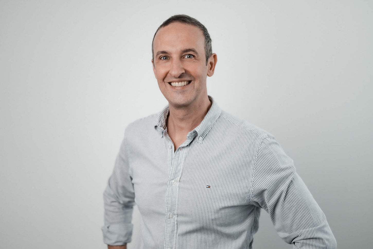 Mann beim Business Foto Shooting im Studio in Vorarlberg, moderne Start-Up-Session  für Webseite und Social Media