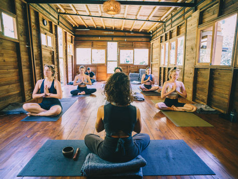 Personas en meditación