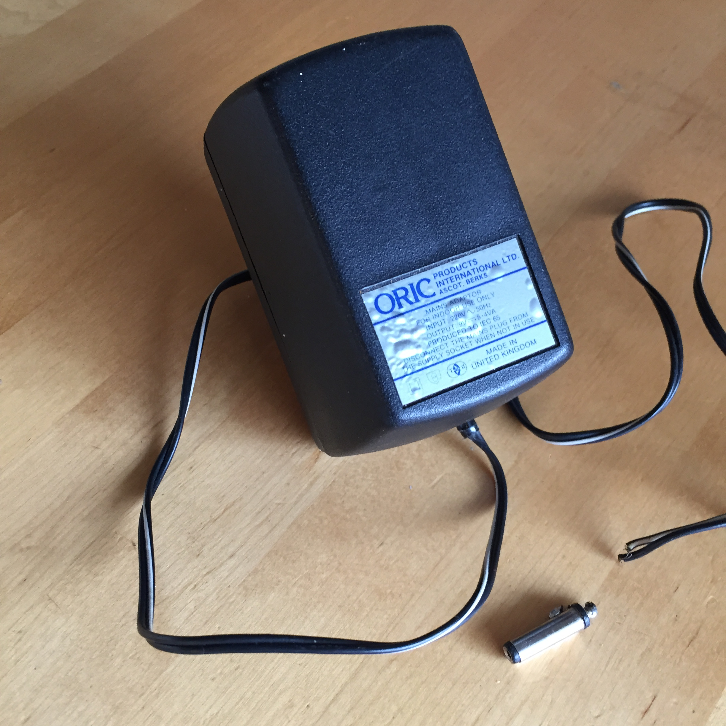 Oric-1 virtalähde lähikuvassa.