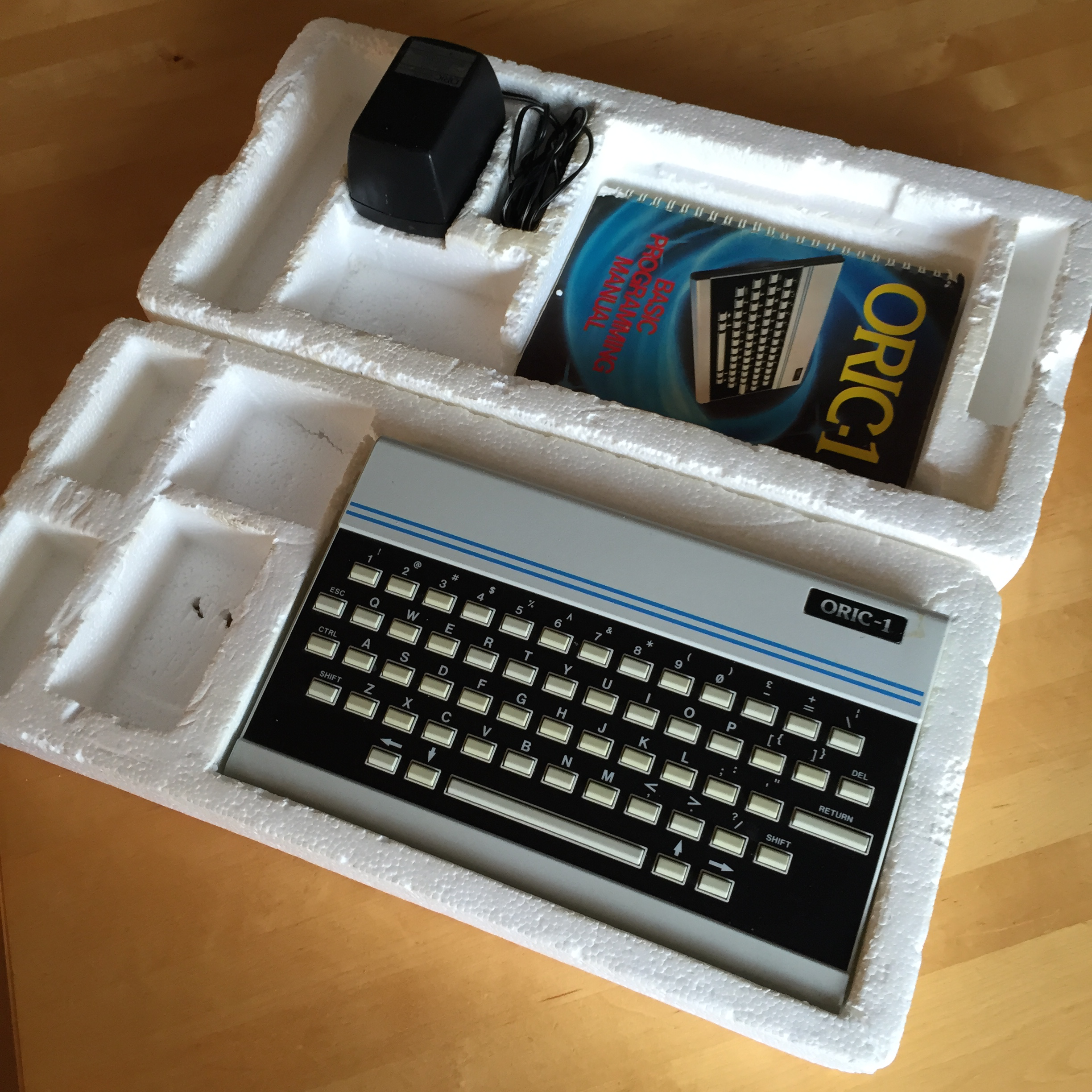 Oric-1 pakkaus avattuna