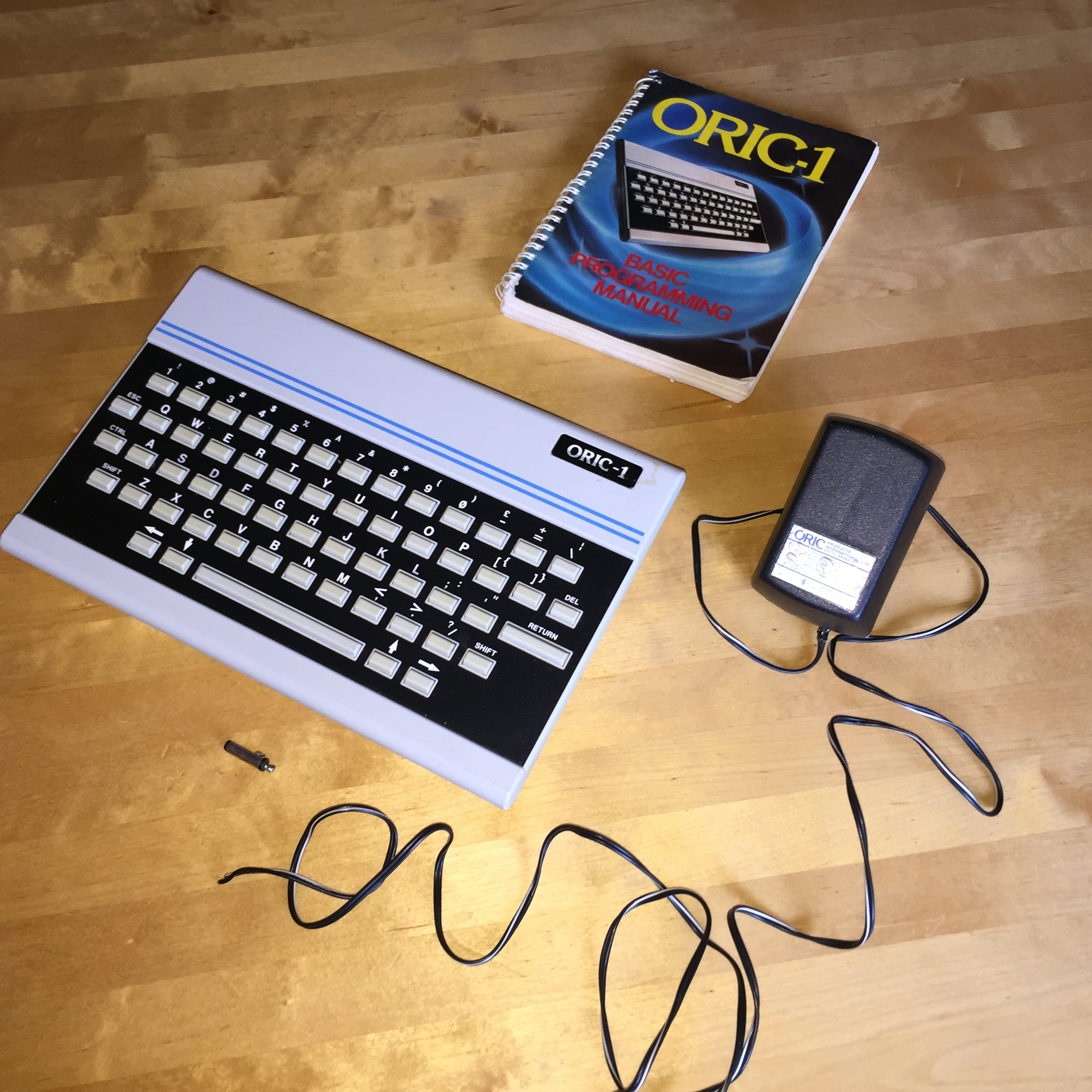 Oric-1 pakkauksen sisältö