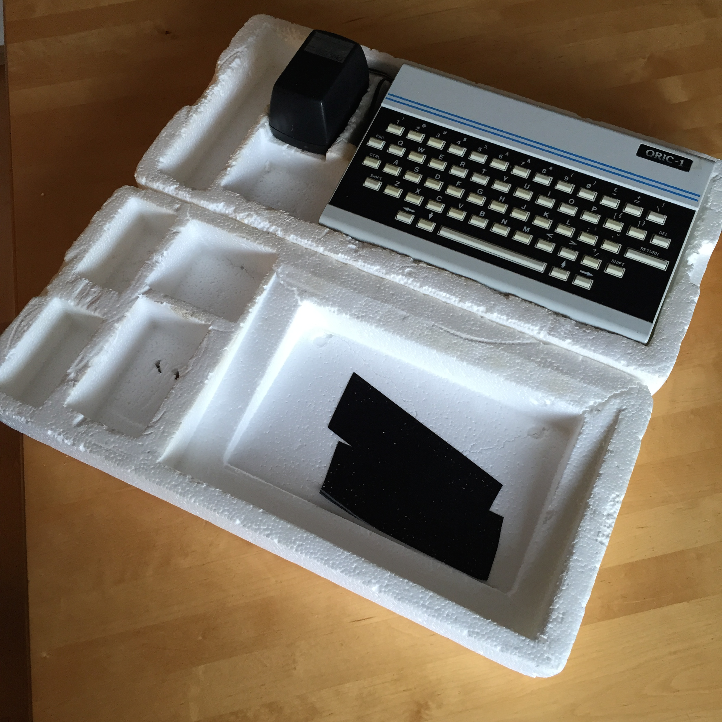 Oric-1 pakkaus avattuna