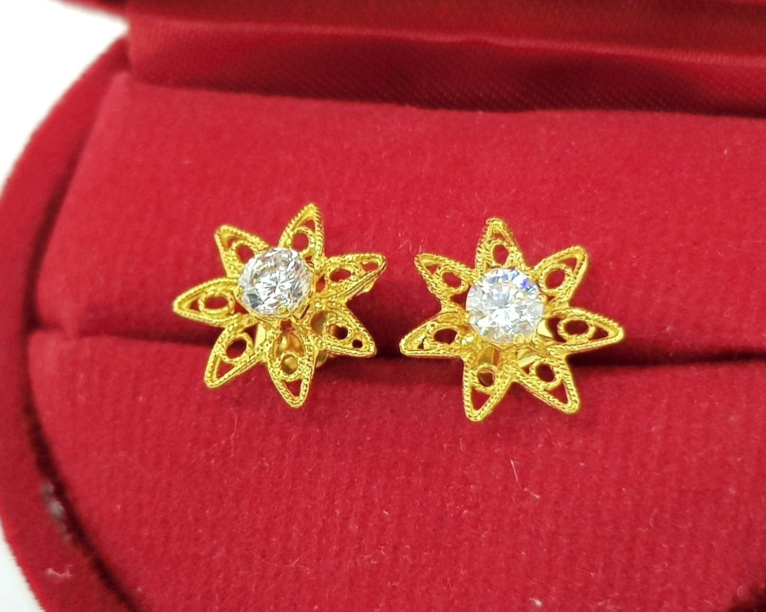 ต่างหูพิกุลติดเกลียวฝังพลอย Bullet Wood Earring