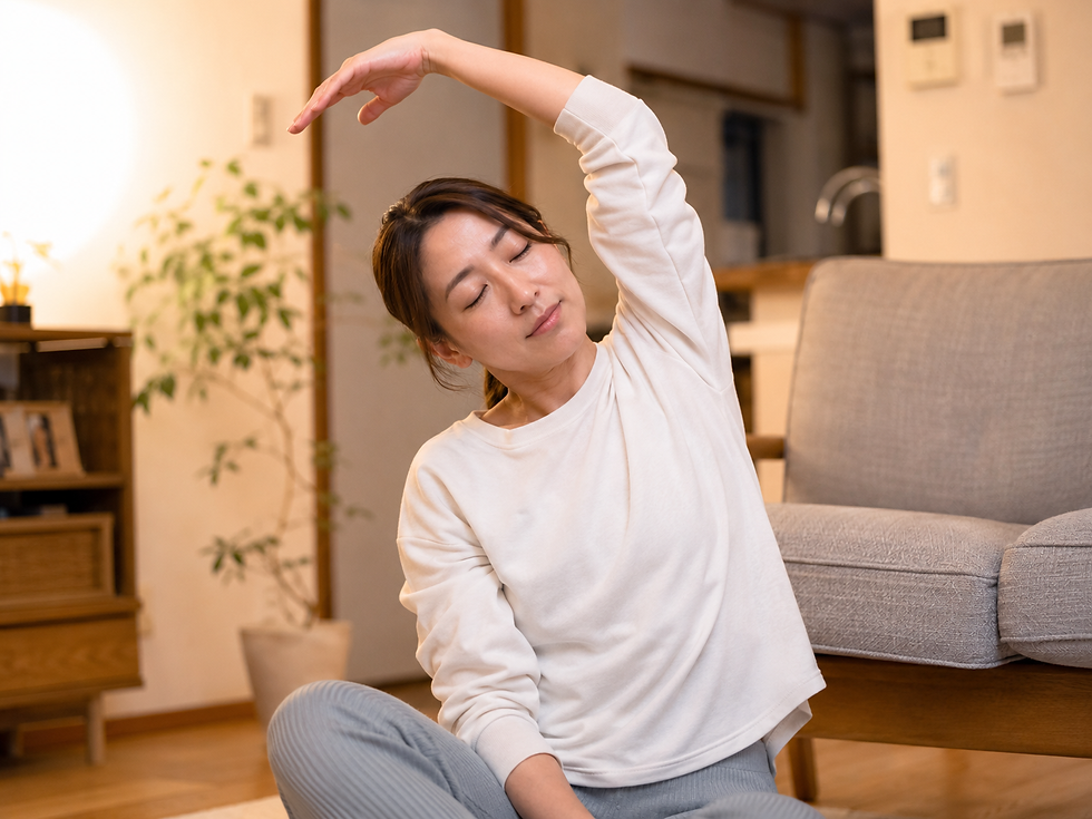 自宅で深呼吸をしながら、ストレッチをする女性