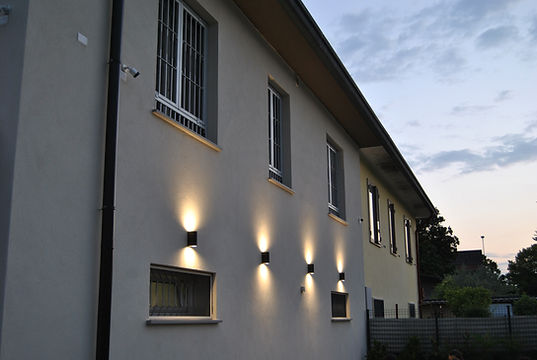Vista esterna di una villetta unifamiliare al termine dei lavori di manutenzione delle facciate: realizzazione di cappotto termico, sostituzione pluviali e scossaline, rifacimento pavimentazione cortile, impianto di videosorveglianza e illuminazione esterna.