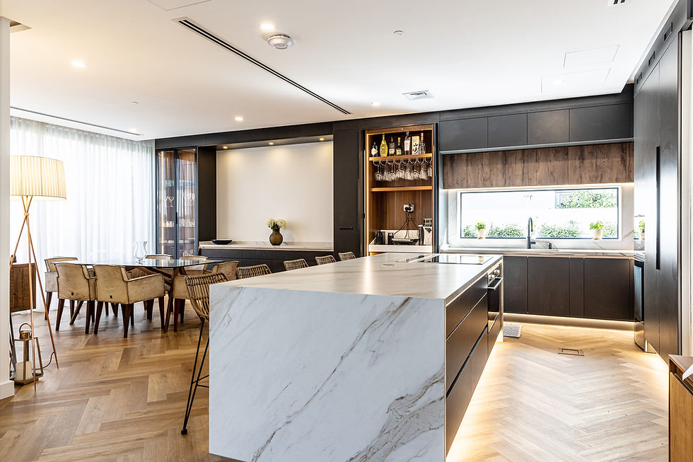 A characteristic of Luxurious modern Kitchen Large islands and spacious countertops with plenty of seating. luxury kitchens in UAE, luxury kitchens Abu Dhabi