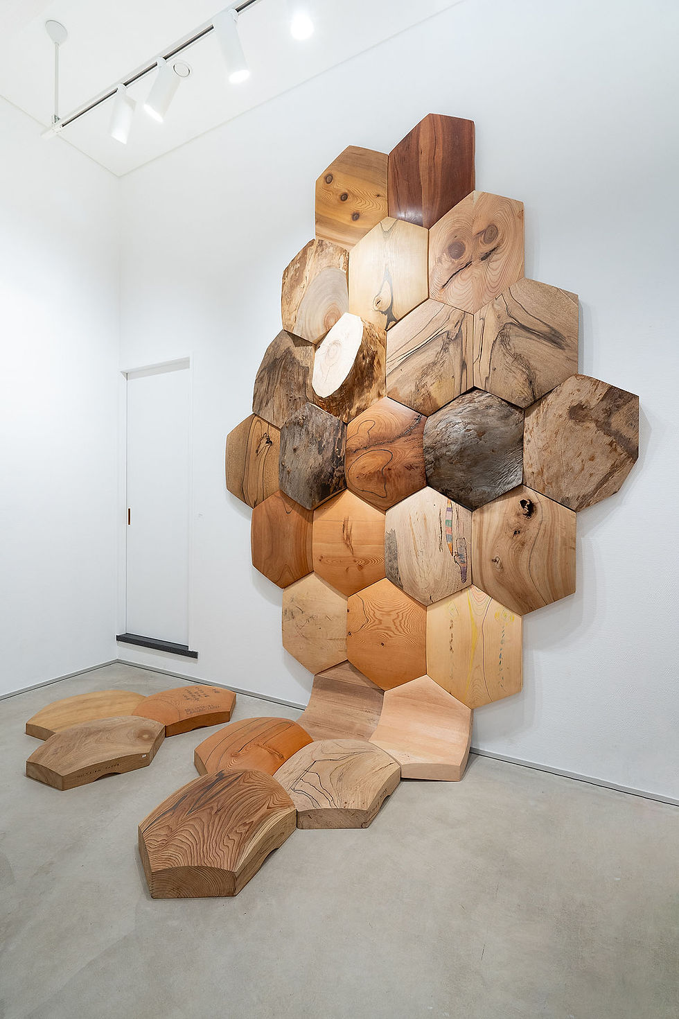 参考作品:石上和弘展「壁を歩く」(ギャラリーナユタ 東京 2021)