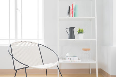 Silla blanco y estantería
