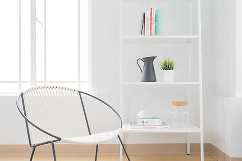Cadeira branca e Bookshelf